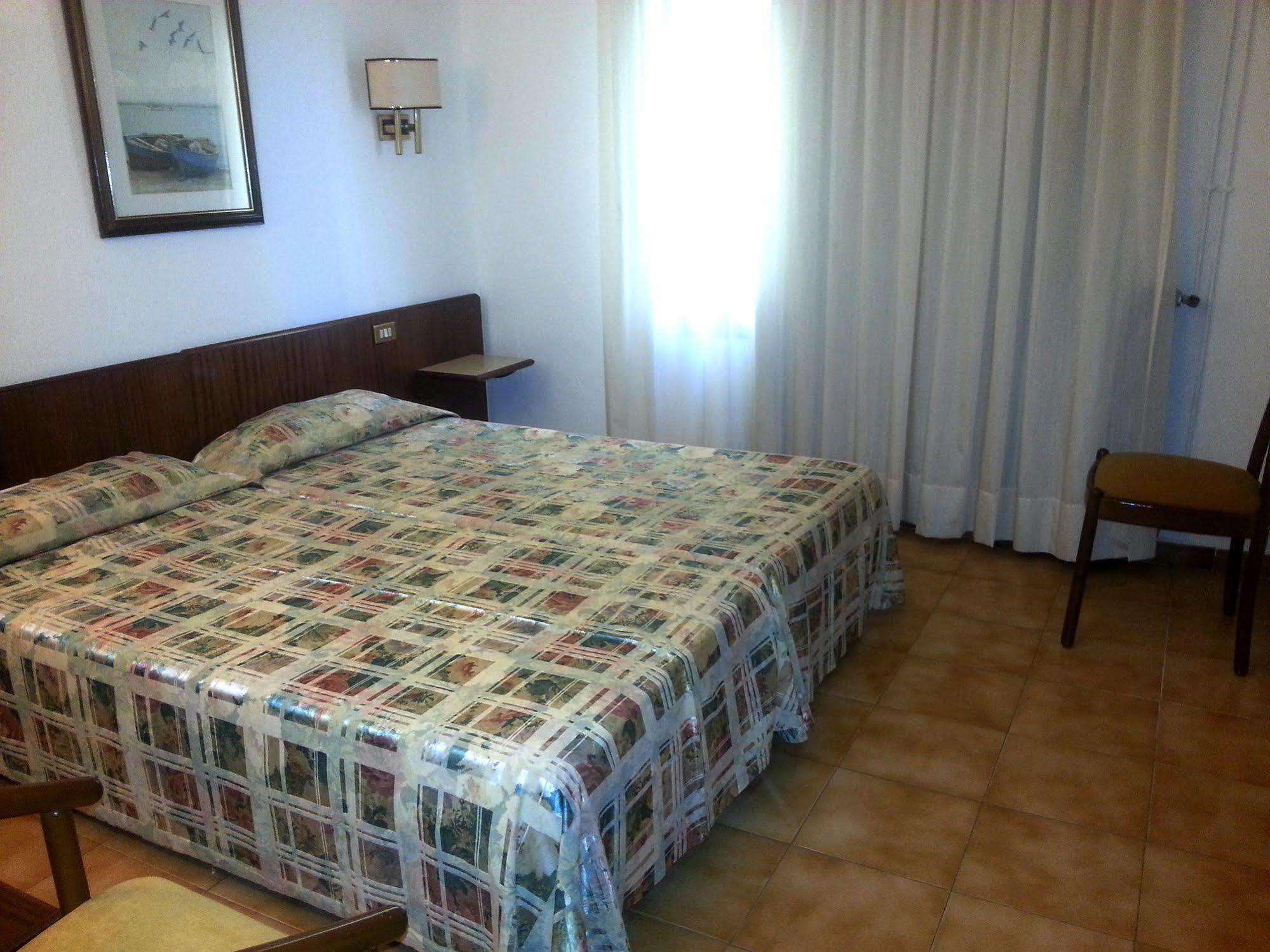 Hotel Hostal Del Sol Sant Feliu de Guíxols Zewnętrze zdjęcie