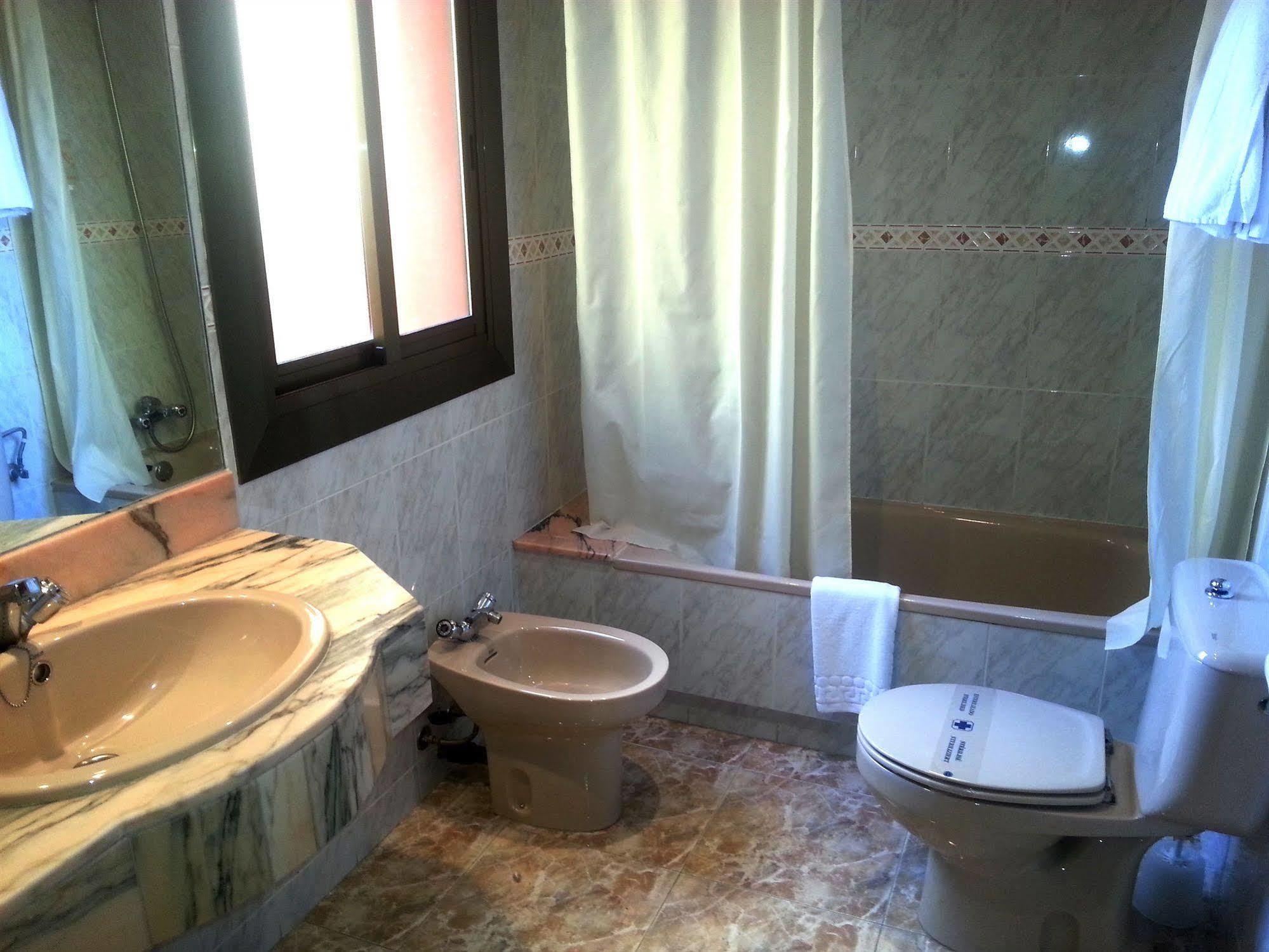 Hotel Hostal Del Sol Sant Feliu de Guíxols Zewnętrze zdjęcie